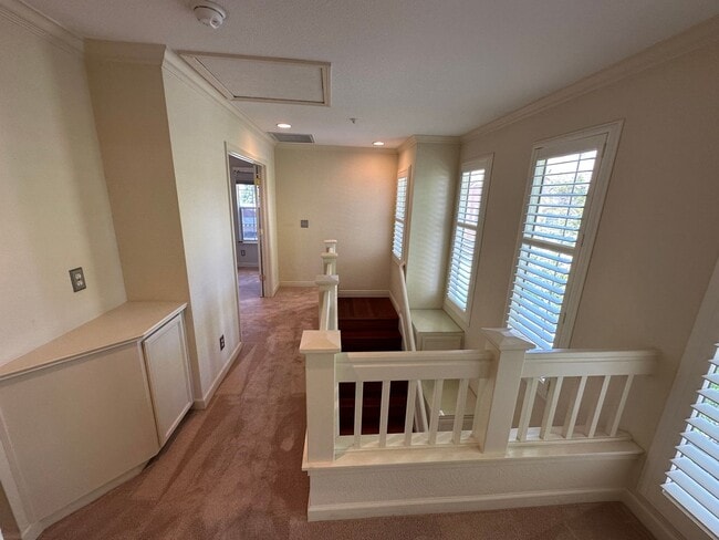 Building Photo - 3 Bed 2.5 Bath Townhouse W/ Garage