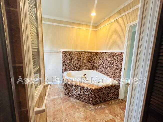 Building Photo - 16 Pioneer Ln