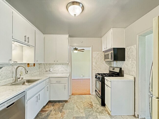 Building Photo - Charming 2 Bedroom House in Sacramento