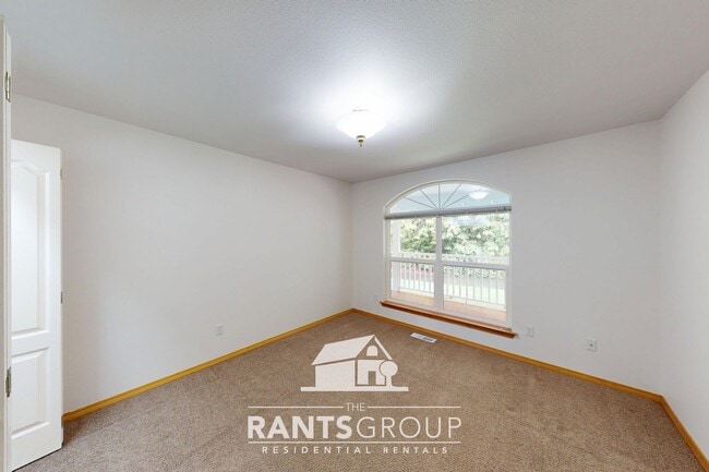 Building Photo - Spacious 3-Bed / 2-Bath Home on 2.5 Private Acres – Cooper Point