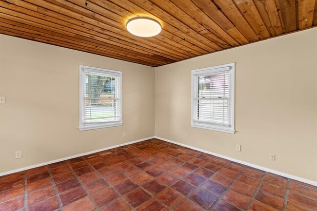 Building Photo - 701 E 46th St