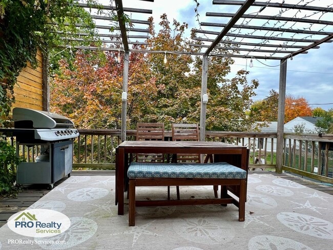 Building Photo - Recently Remodeled 4 Bedroom Home