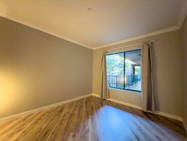 Building Photo - Spacious 3BR Condo in Downtown Glendale!