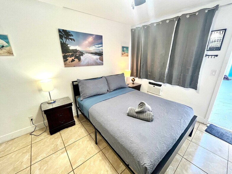 Building Photo - 338 Van Buren St