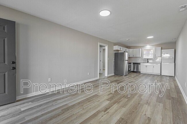 Building Photo - 719 E College St