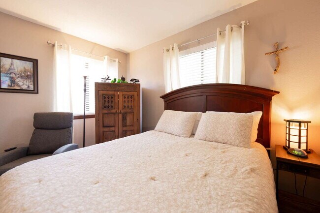 Building Photo - Feel Right at Home – Inviting Fully Furnis...