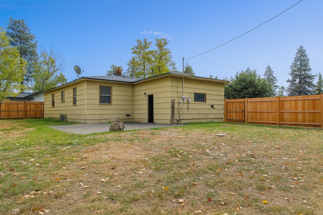 Building Photo - Comfort and Convenience in NE Bend. Pet-Fr...