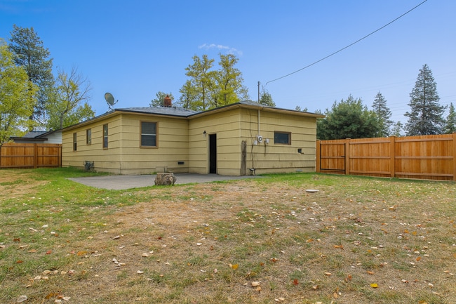 Building Photo - Comfort and Convenience in NE Bend. Pet-Friendly, 2-Bedroom Gem!