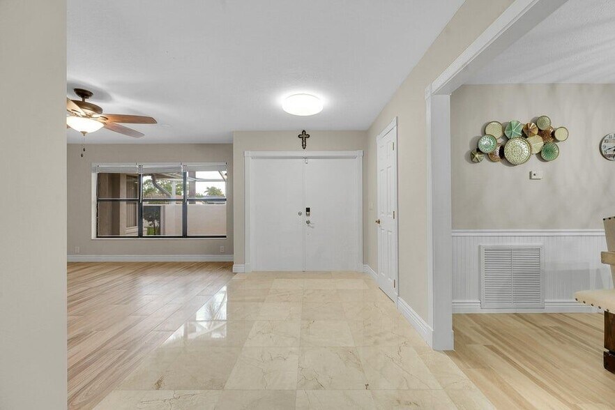 Building Photo - 614 Azure Ave