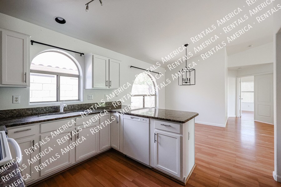 Building Photo - 568 E Sherri Dr