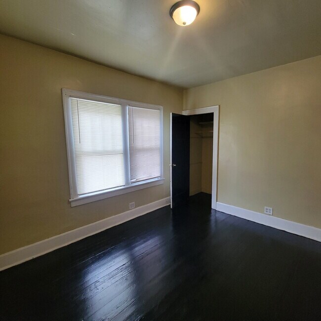 Building Photo - "Charming 3-Bed Oasis with Full Bath on East New York Street, Indianapolis!"