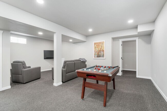 Building Photo - FURNISHED HOUSE! Short or Long Term! Large Newly Renovated Fully Furnished Modern 5 Bedroom Home ...