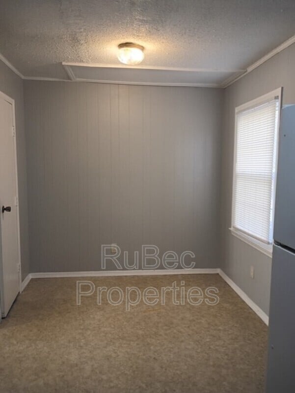 Building Photo - 115 E Maine Ave