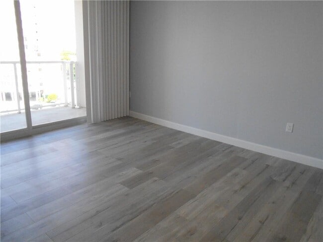 Building Photo - 1301 NE Miami Gardens Dr