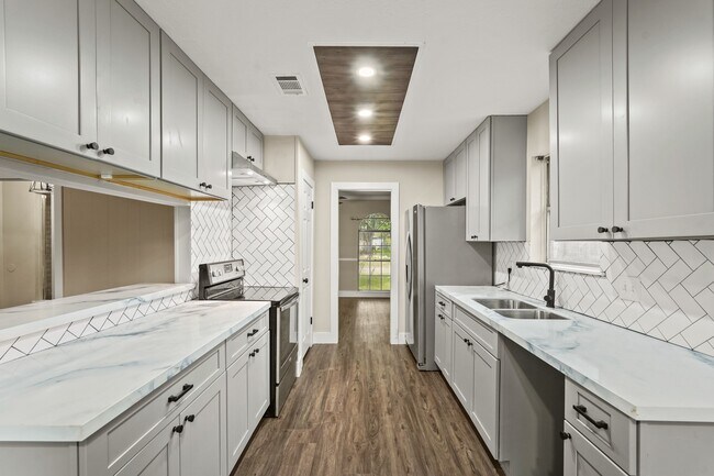 Building Photo - 13755 Drakewood Dr
