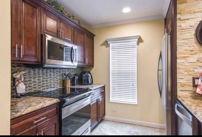 Building Photo - Charming 3BR 2.5 bath Townhome in heat of ...
