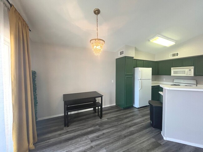 Building Photo - 2 bed, 2 bath condo located in gated community w/lush landscaping, 2 pools, spas, BBQ areas & clu...