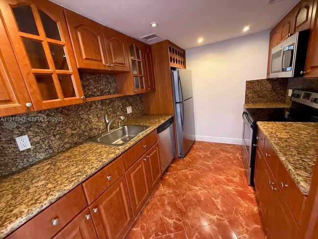 Building Photo - 900 Bay Dr