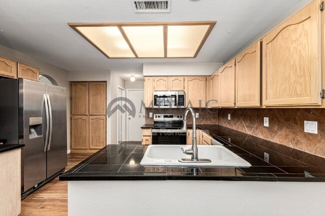 Building Photo - 2024 N Sunset Dr