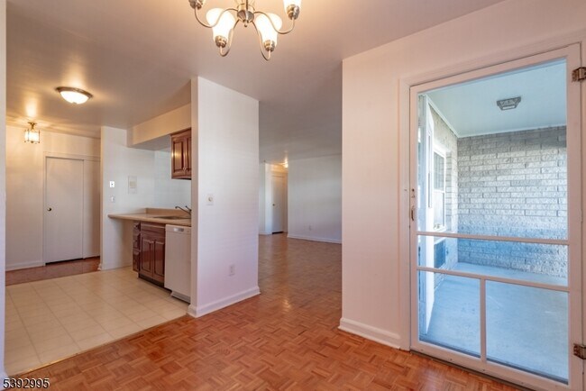 Building Photo - 135 S Maple Ave
