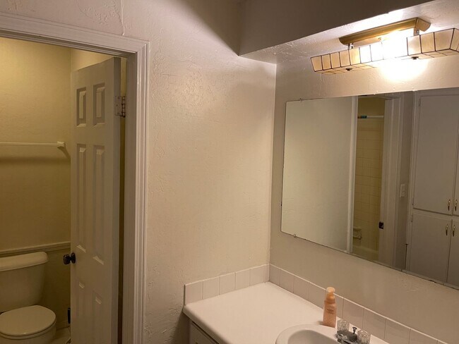 Building Photo - 3 bed upstairs condo in Norman, community ...