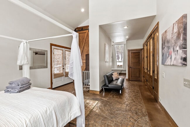 Building Photo - 4955 Hidden Hollow Rd