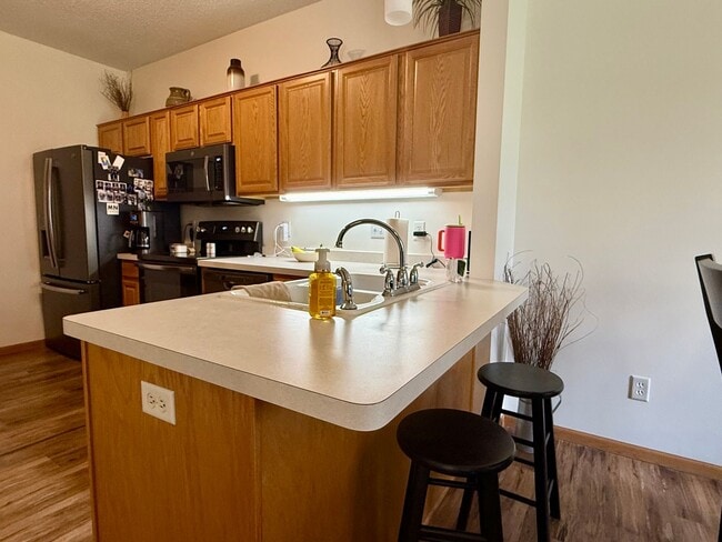Building Photo - Lovely 3BR/3BA Otsego End Unit Townhome Available June!