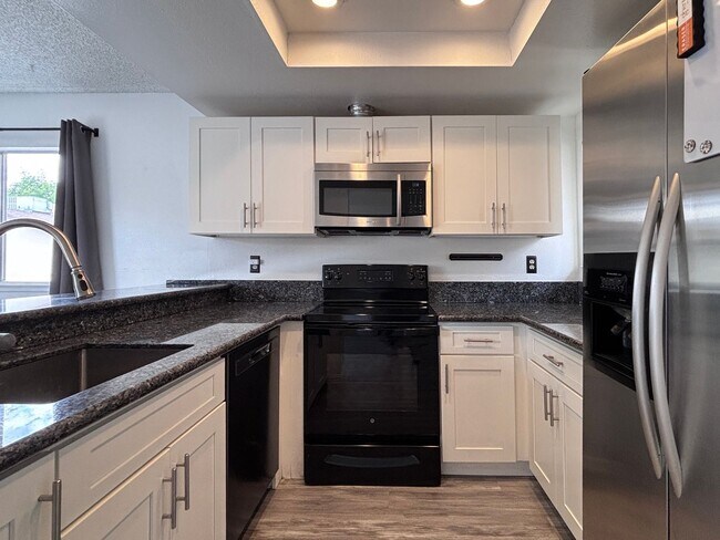 Building Photo - Great 2 bedroom 1 bath condo with a Covered Parking outdoor patio and in great Condition!