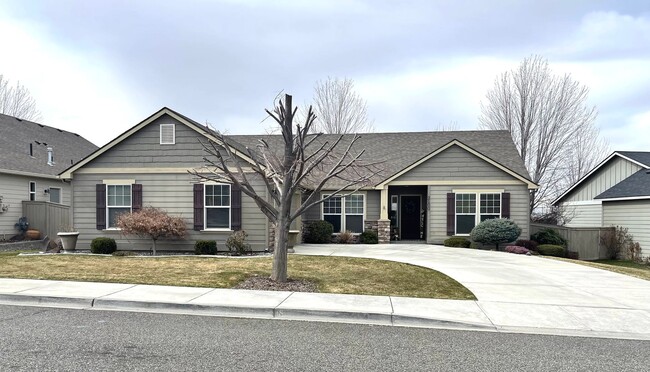 Building Photo - Beautiful Creekstone Home in Kennewick!