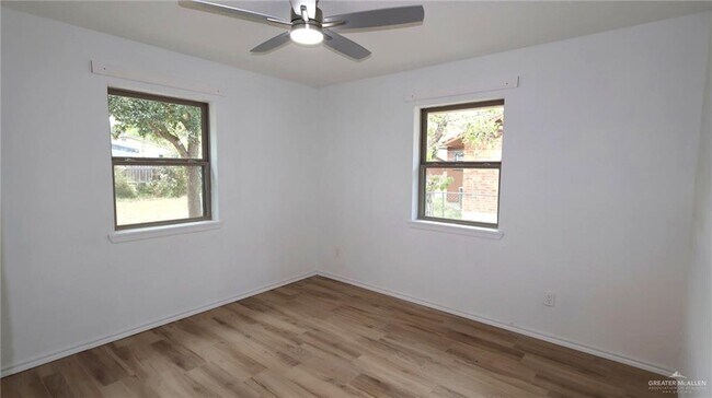 Building Photo - 807 S 21st Ave