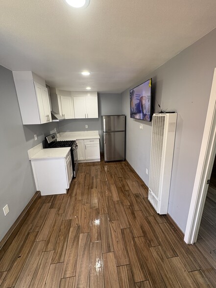 Building Photo - 1456 W 6th St