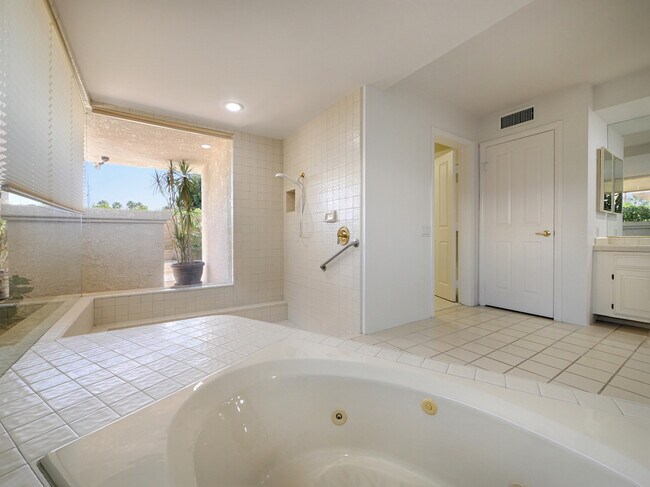 Building Photo - 48600 Shady View Dr