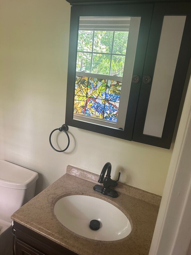 Building Photo - Spacious 4br Rockville Rental