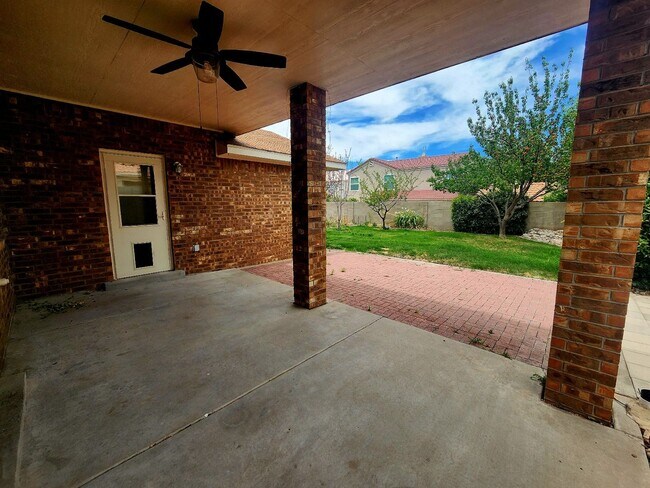 Building Photo - Located in SE Albuquerque