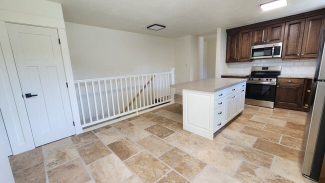 Building Photo - Earnshaw Estates 2