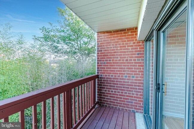 Building Photo - 53 Skyhill Rd