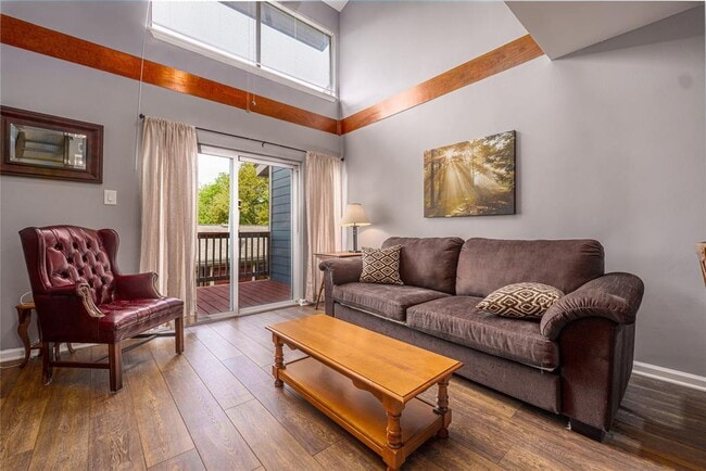 Building Photo - 2215 Post Rd