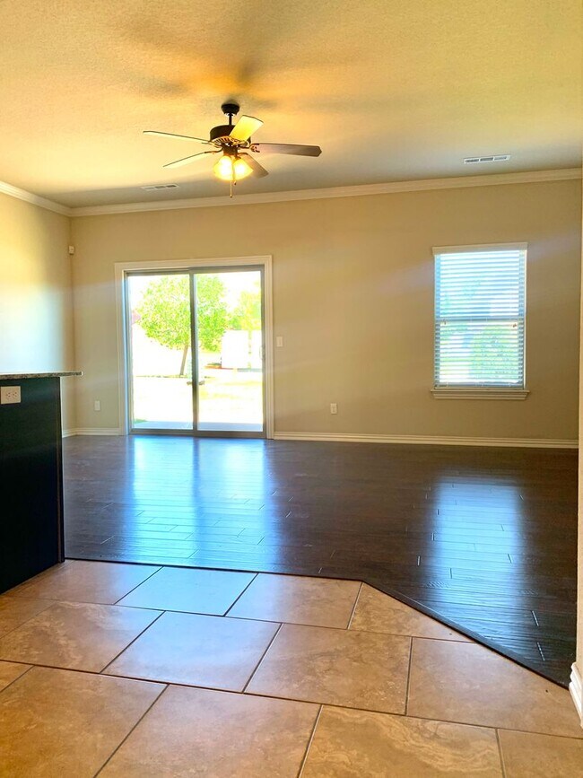 Building Photo - 3-Bedroom, 2.5-Bath TOWNHOME IN ROGERS!!!!