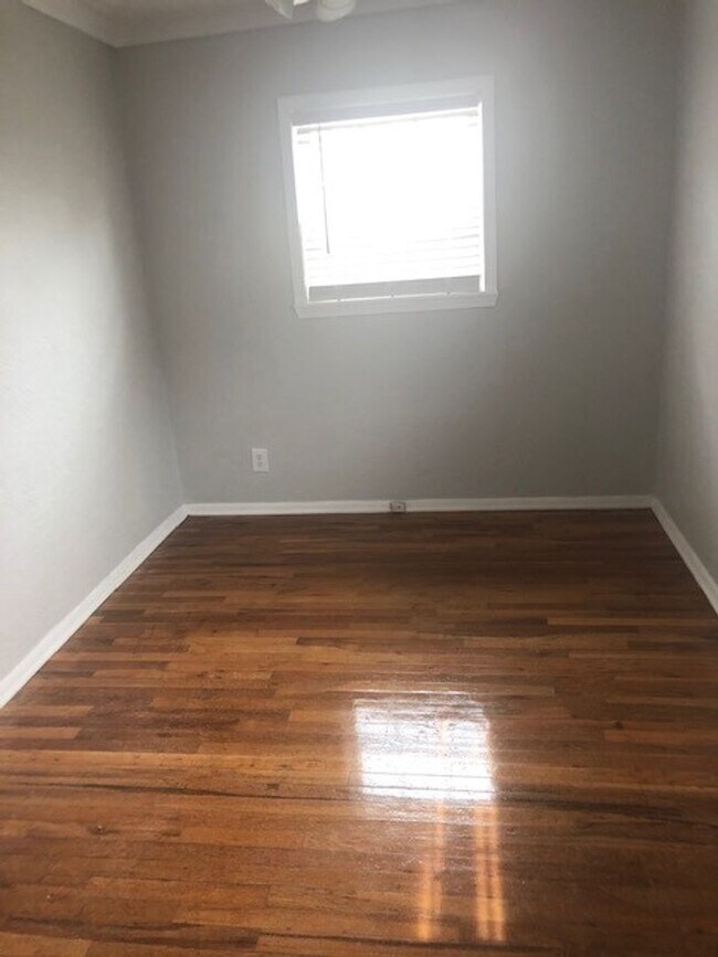 Building Photo - 2707 Royal Rd