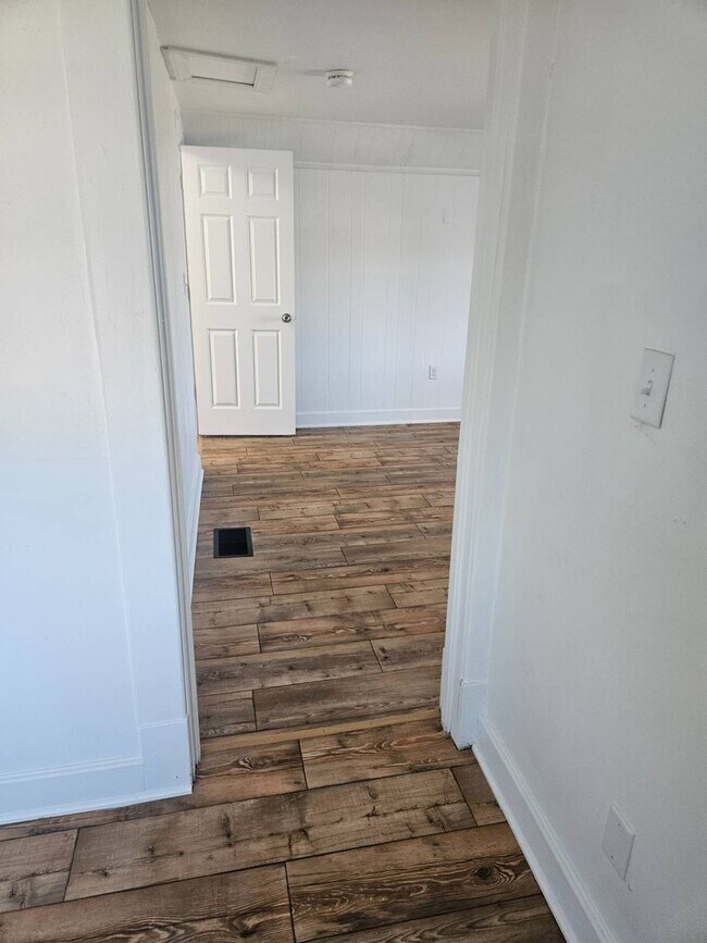 Building Photo - WOW! Look at this property ! You cant beat this price!