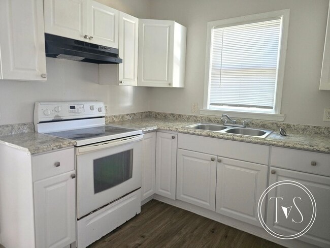 Building Photo - RATE DROP ALERT (was $1900/month)!