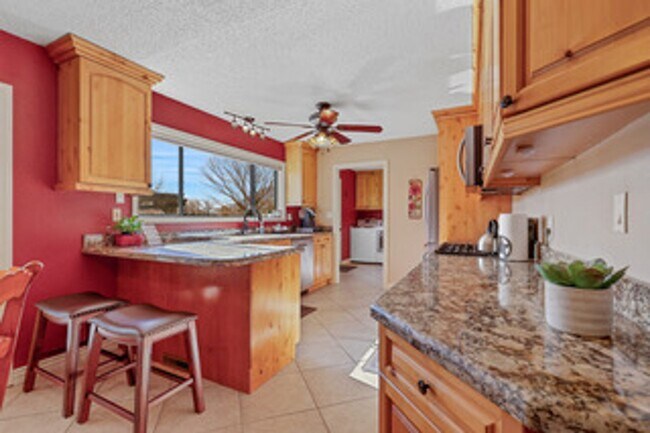Building Photo - Stunning Doney Park Home