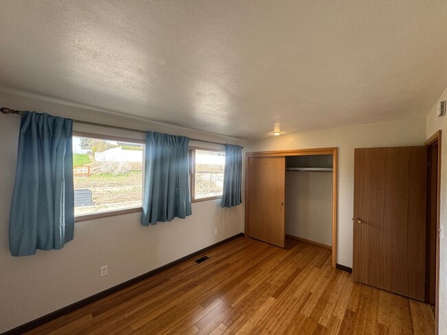 Building Photo - Move in special-HALF off first month's rent!