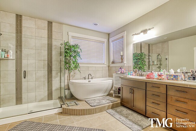 Building Photo - Spacious 4 BD Home with Private Backyard &...