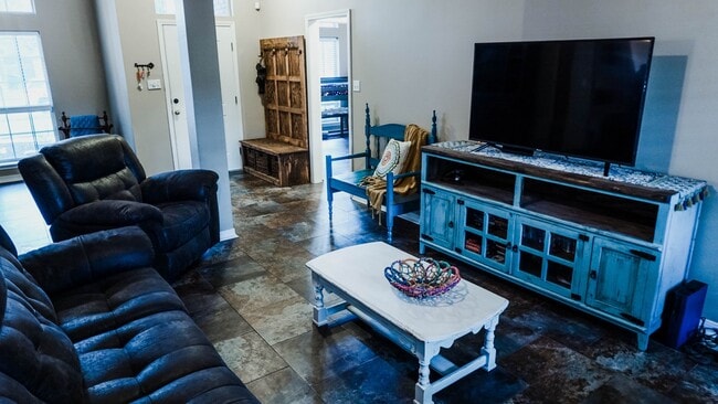 Building Photo - 3 Bedroom 2 Baths 2000 sq/ft in Stockwell