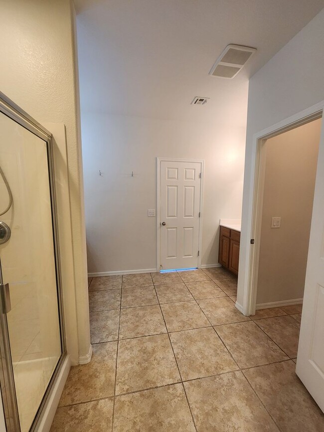 Building Photo - 4 bedroom townhome offers modern comfort i...