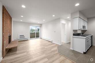 Building Photo - Newly Renovated Condo!