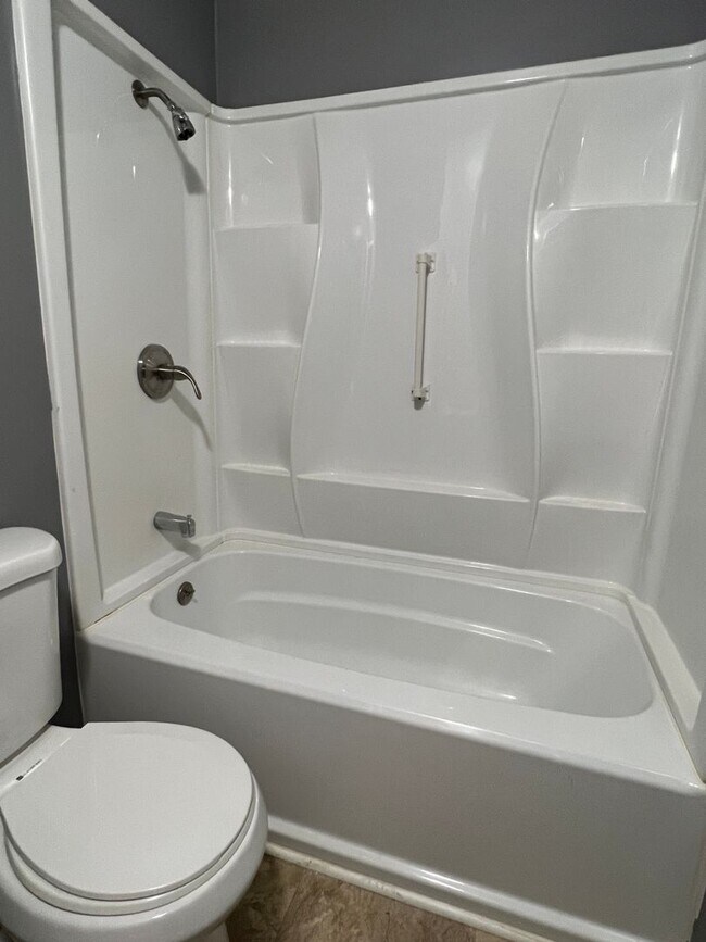 Building Photo - Charming Updated Cape Cod with several amenities!