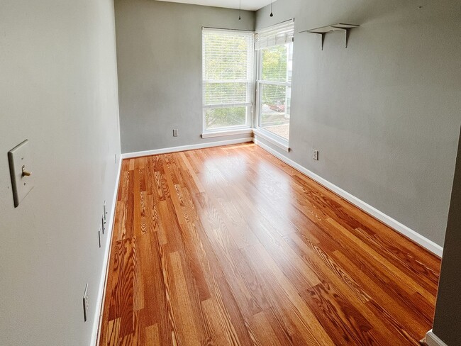 Building Photo - 1440 Seneca Dr