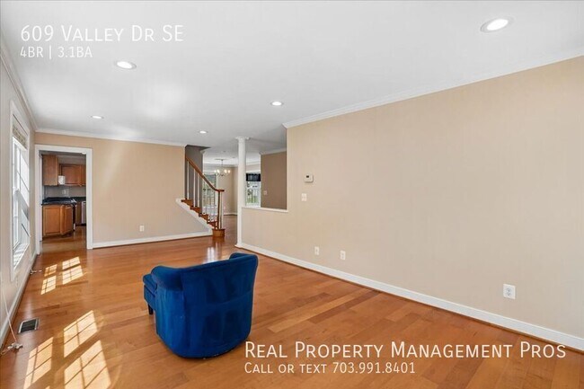 Building Photo - 609 Valley Dr SE